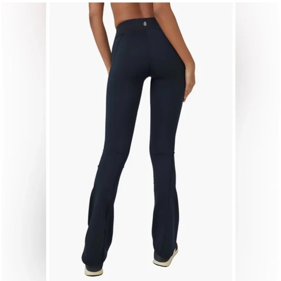 Free People FP Movement Resilience Flare Leggings
BLACK Size Large NWT - Picture 2 of 9